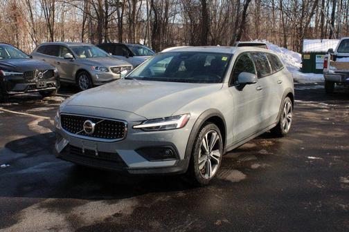 2025 Volvo V60 Cross Country Plus, B5 AWD Gas (mild hybrid)