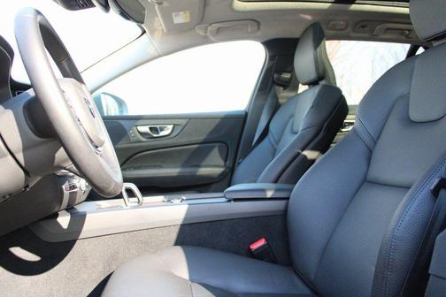 2025 Volvo V60 Cross Country Plus, B5 AWD Gas (mild hybrid)