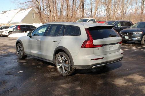 2025 Volvo V60 Cross Country Plus, B5 AWD Gas (mild hybrid)