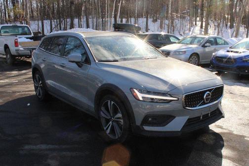 2025 Volvo V60 Cross Country Plus, B5 AWD Gas (mild hybrid)