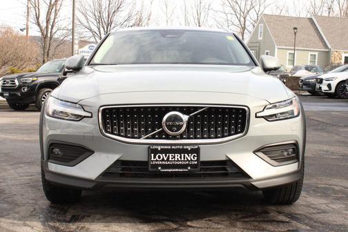 2025 Volvo V60 Cross Country Plus, B5 AWD Gas (mild hybrid)