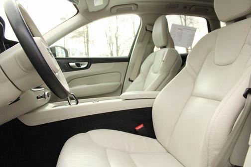 2023 Volvo XC60 Plus Dark Theme