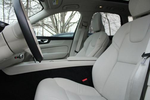 2023 Volvo XC60 B5 Plus Bright Theme