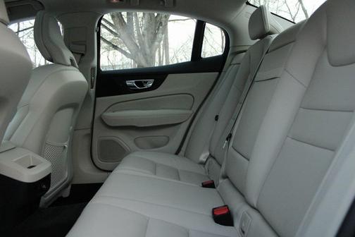 2020 Volvo S60 T6 Momentum