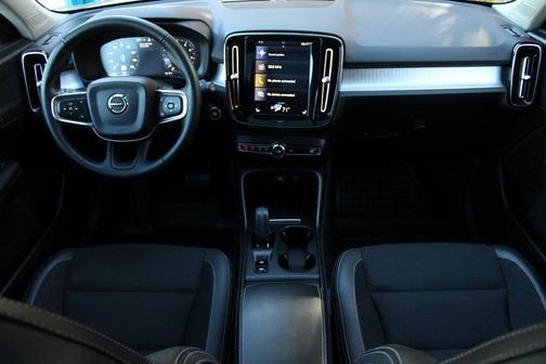 2020 Volvo XC40 T5 Momentum