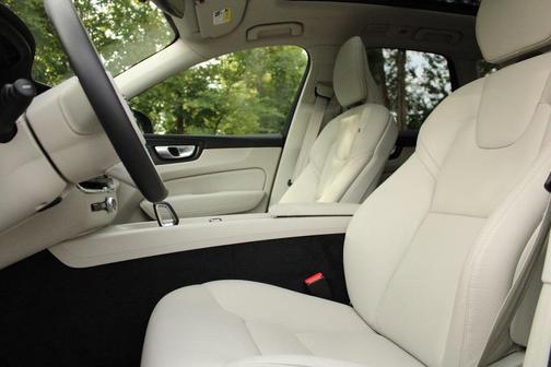 2024 Volvo XC60 B5 Core Dark Theme