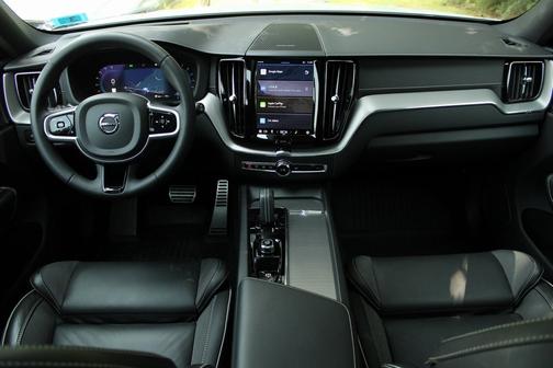 2022 Volvo XC60 B6 R-Design