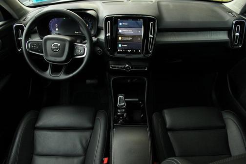 2025 Volvo XC40 B5 Plus Bright Theme