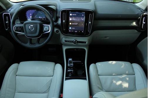 2024 Volvo XC40 B5 Plus Bright Theme