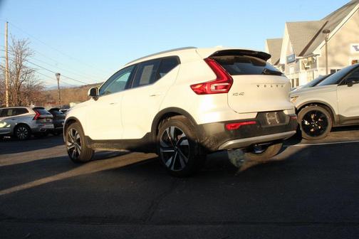 2024 Volvo XC40 B5 Plus Bright Theme