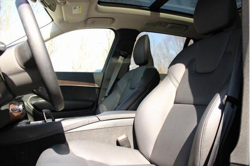 2024 Volvo XC90 B5 Plus