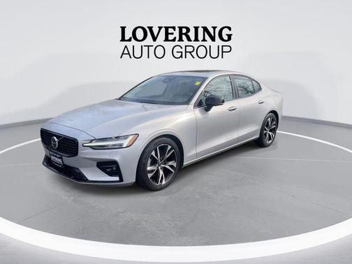 2023 Volvo S60 B5 Plus Dark Theme