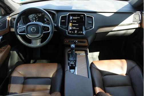 2022 Volvo XC90 T6 Momentum