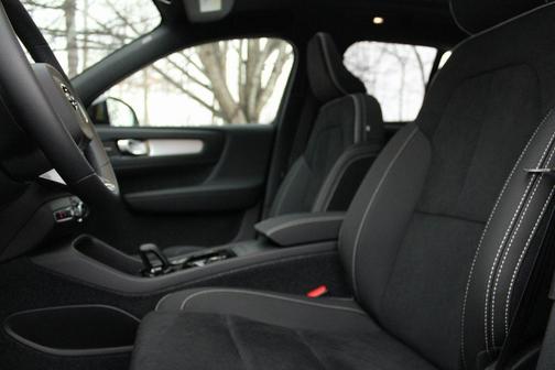 2026 Volvo XC40 Black Edition Ultra, B5 AWD Gas (mild hybrid)