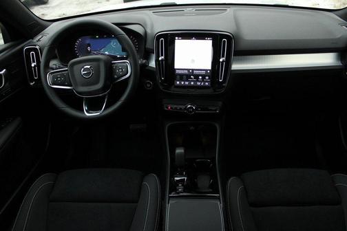 2026 Volvo XC40 Black Edition Ultra, B5 AWD Gas (mild hybrid)