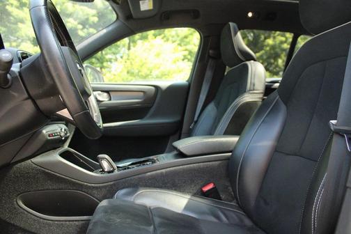 2021 Volvo XC40 T5 R-Design