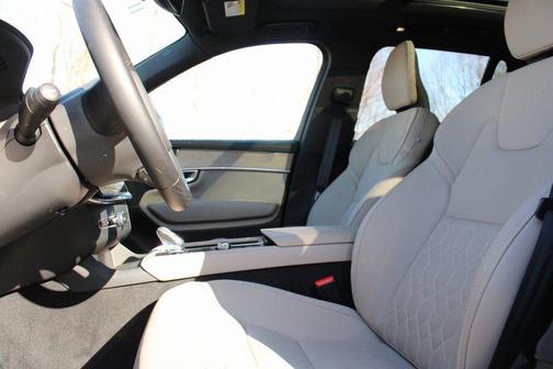 2025 Volvo XC90 B6 Plus 7-Seater