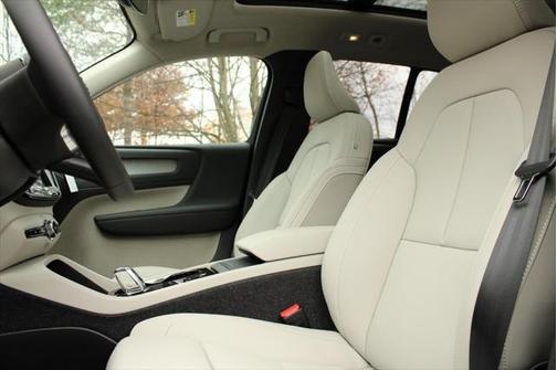 2025 Volvo XC40 B5 Plus Dark Theme