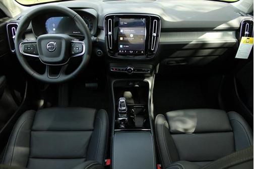 2025 Volvo XC40 B5 Ultra Dark Theme