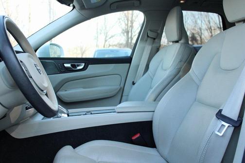 2023 Volvo XC60 B6 Ultimate Bright Theme