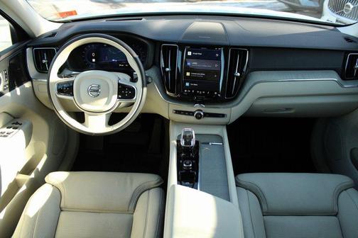 2023 Volvo XC60 B6 Ultimate Bright Theme