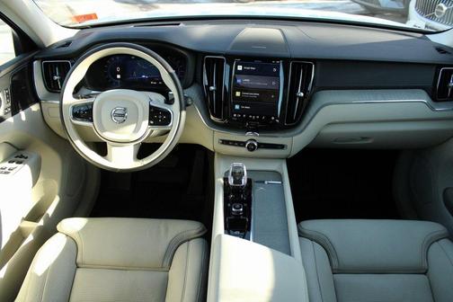 2023 Volvo XC60 B6 Ultimate Bright Theme