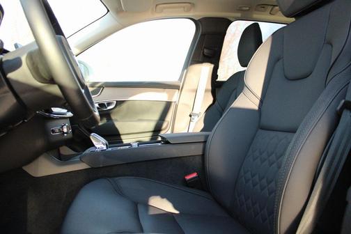 2025 Volvo XC90 B6 Plus 7-Seater