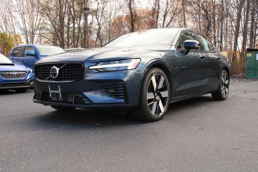 2024 Volvo S60 Recharge Plug-In Hybrid T8 Plus Dark Theme