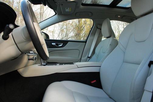 2024 Volvo S60 Recharge Plug-In Hybrid T8 Plus Dark Theme