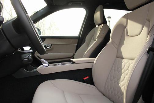 2025 Volvo XC90 B6 Plus 7-Seater