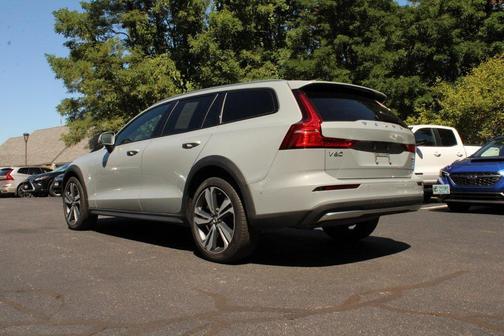 2024 Volvo V60 Cross Country B5 Plus