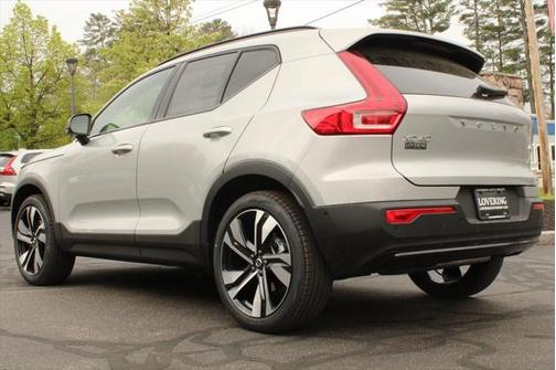 2025 Volvo XC40 B5 Ultra Dark Theme