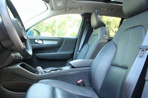 2023 Volvo XC40 B5 Plus Bright Theme