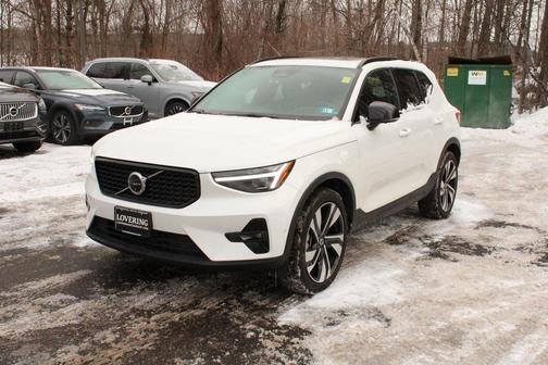 2025 Volvo XC40 B5 Plus Dark Theme