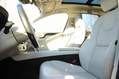 2023 Volvo XC60 B5 Plus Dark Theme