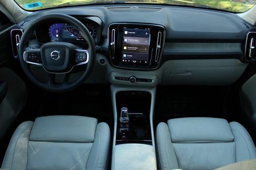 2023 Volvo XC40 B5 Plus Bright Theme