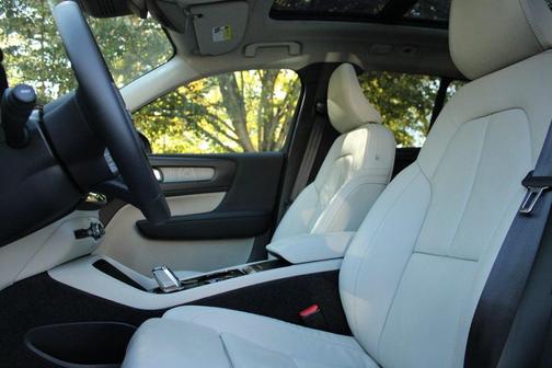 2023 Volvo XC40 B5 Plus Bright Theme