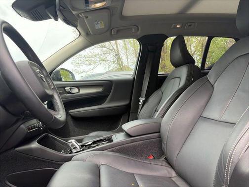 Crystal White Metallic 2023 Volvo XC40 B5 Ultimate Dark Theme