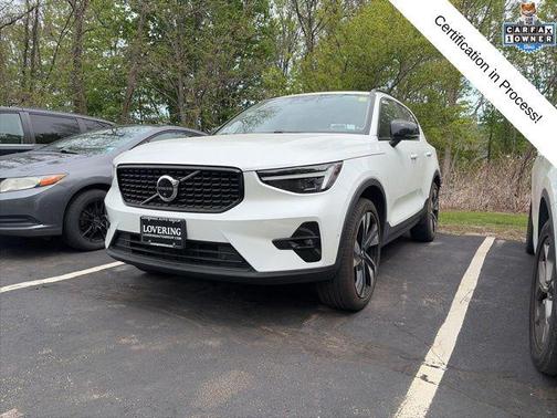 Crystal White Metallic 2023 Volvo XC40 B5 Ultimate Dark Theme