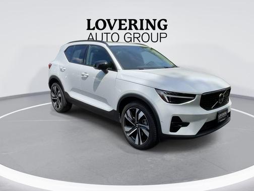 Crystal White Metallic 2023 Volvo XC40 B5 Ultimate Dark Theme