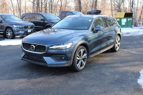 2024 Volvo V60 Cross Country B5 Plus