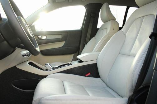 2024 Volvo XC40 B5 Ultimate Dark Theme