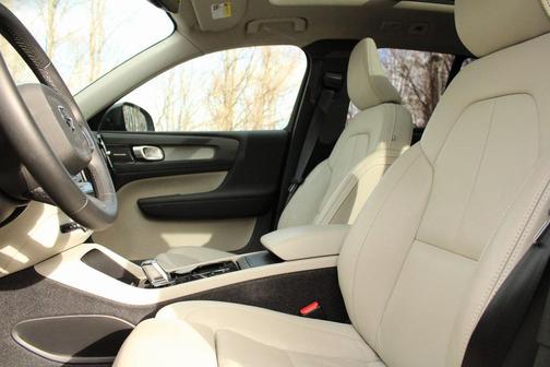 2024 Volvo XC40 B5 Ultimate Dark Theme