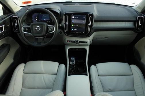 2024 Volvo XC40 B5 Ultimate Dark Theme