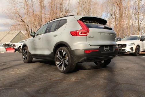 2024 Volvo XC40 B5 Ultimate Dark Theme