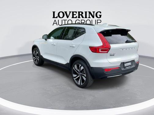 Crystal White Metallic 2023 Volvo XC40 B5 Plus Dark Theme