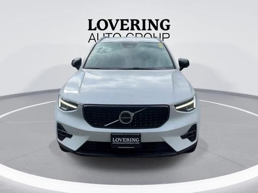 Crystal White Metallic 2023 Volvo XC40 B5 Plus Dark Theme