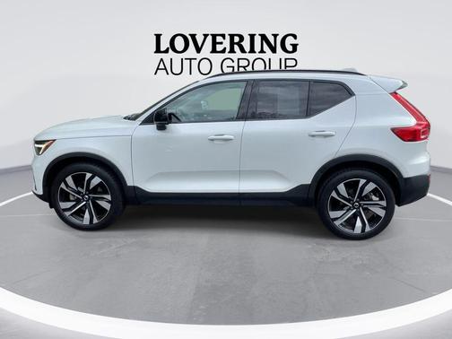 Crystal White Metallic 2023 Volvo XC40 B5 Plus Dark Theme