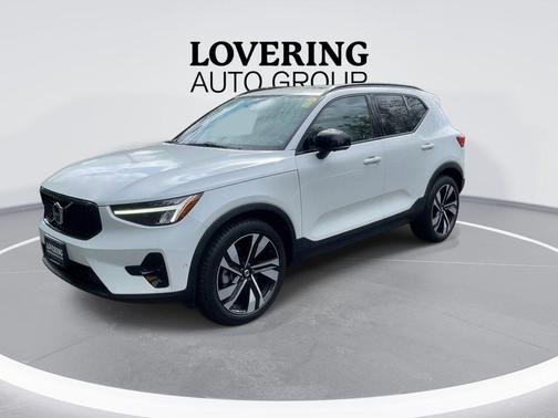 Crystal White Metallic 2023 Volvo XC40 B5 Plus Dark Theme