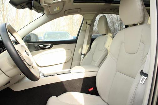 2023 Volvo XC60 B6 Ultimate Dark Theme